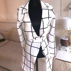 Fashion Nova Women’s white striped coat. medium.